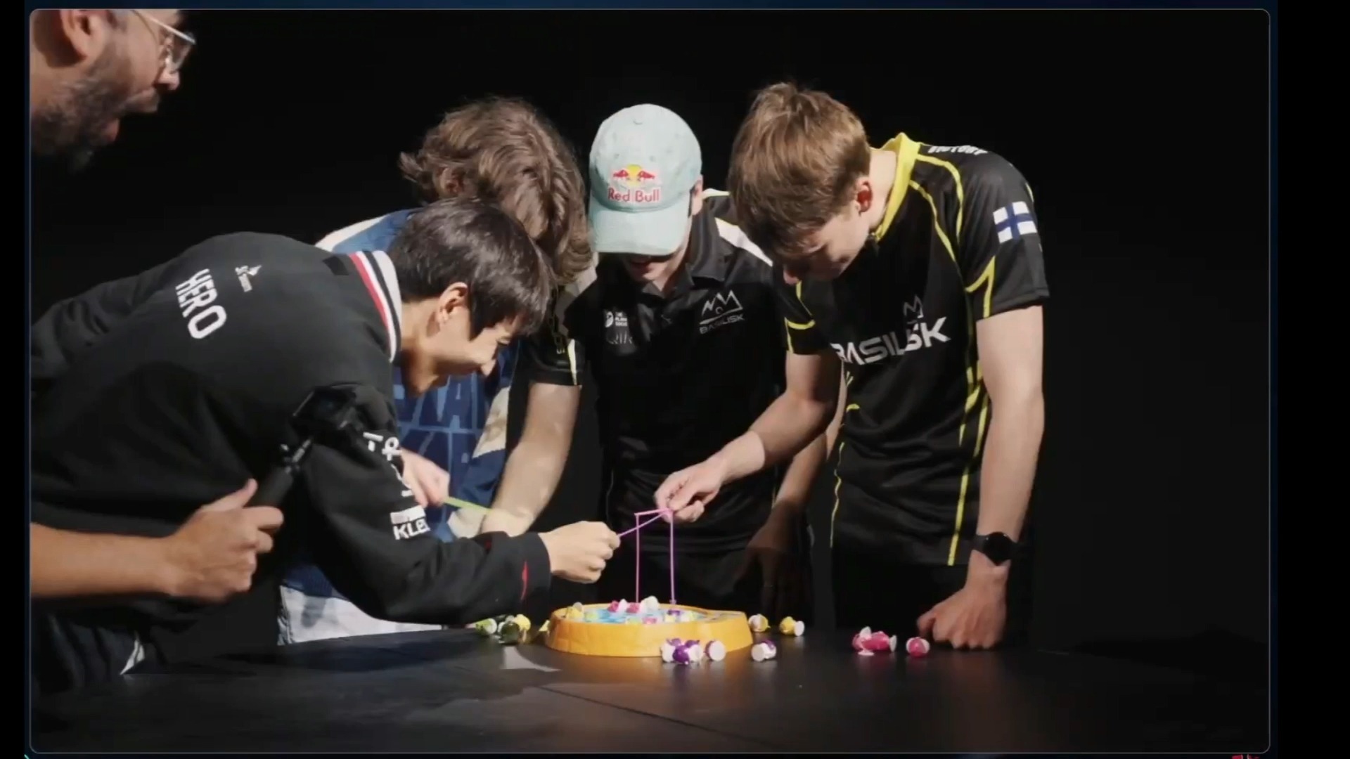 包含塞维利亚发布备战花絮；国际比赛日外线爆发；法国杯任务艰巨；纪律约束更严格的词条