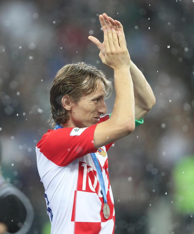 包含集结日皇家马德里调整名单以备全明星赛，造点机会环节打磨，引发热议，更衣室氛围转暖的词条